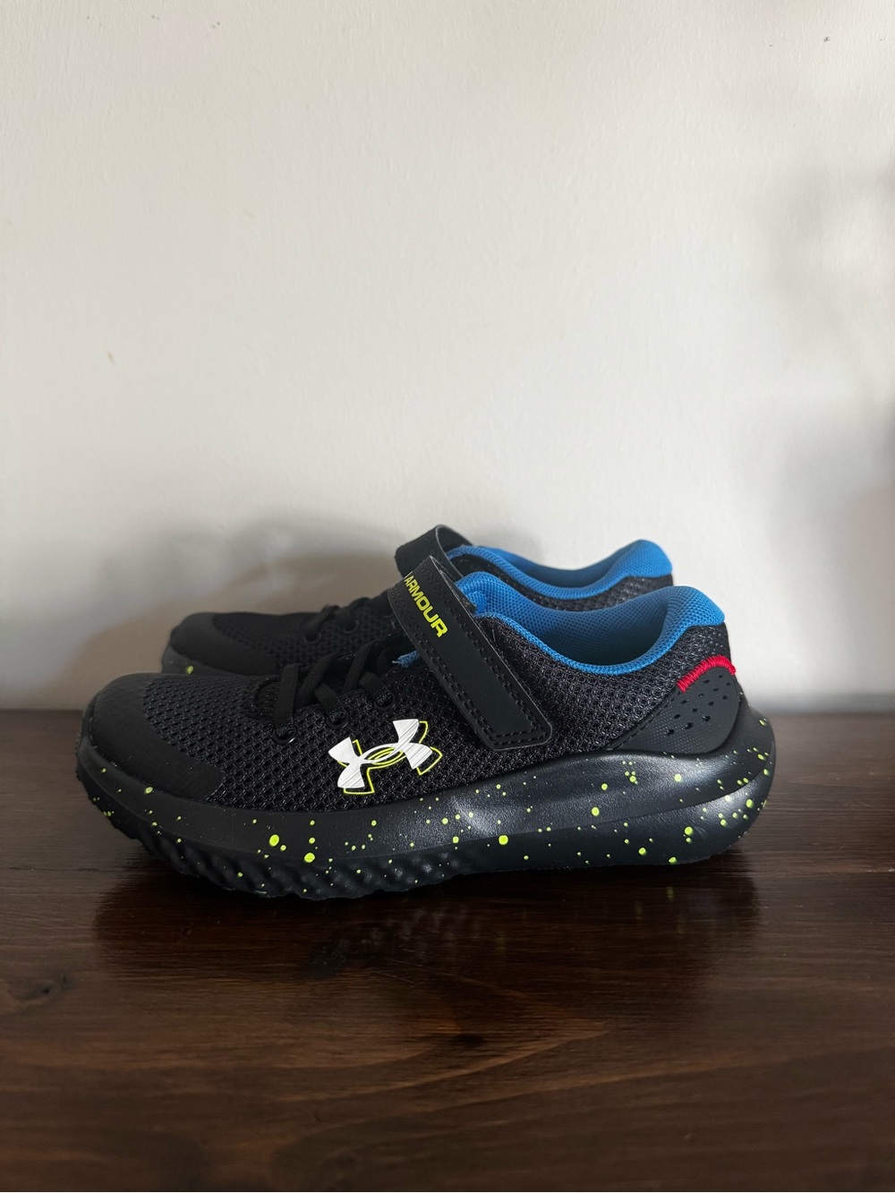 Under Armour Kids UA Surge 4 size 13 NWOT Running shoes Velcro Closure